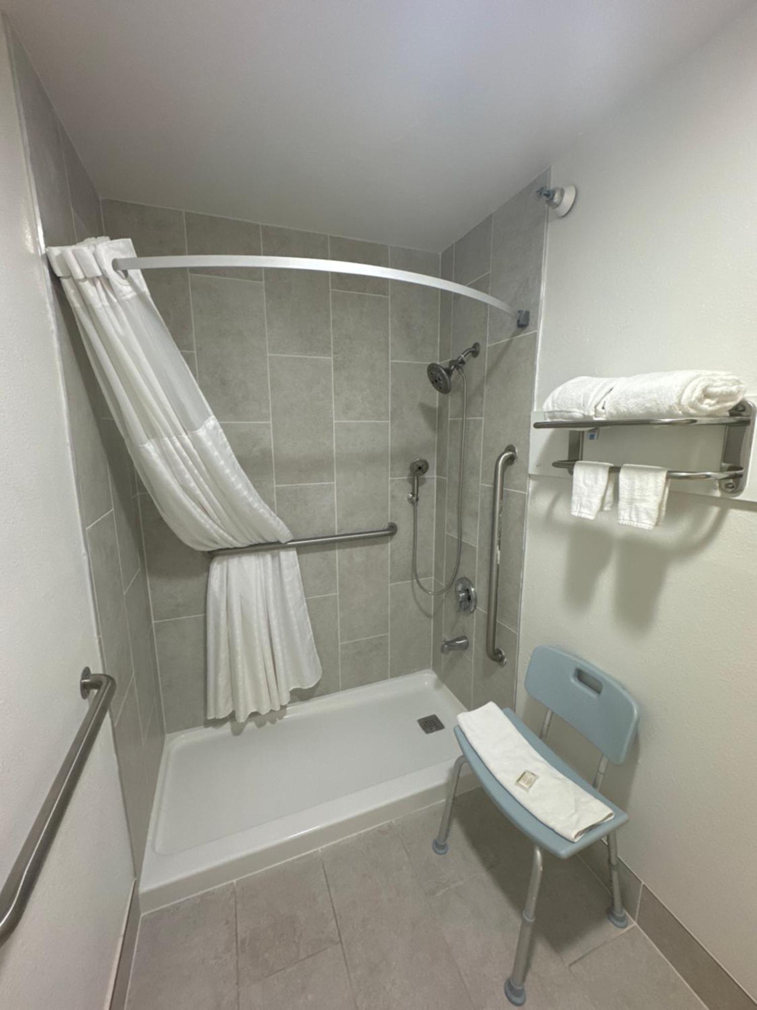 Days Inn By Wyndham Salina I-70 Екстер'єр фото