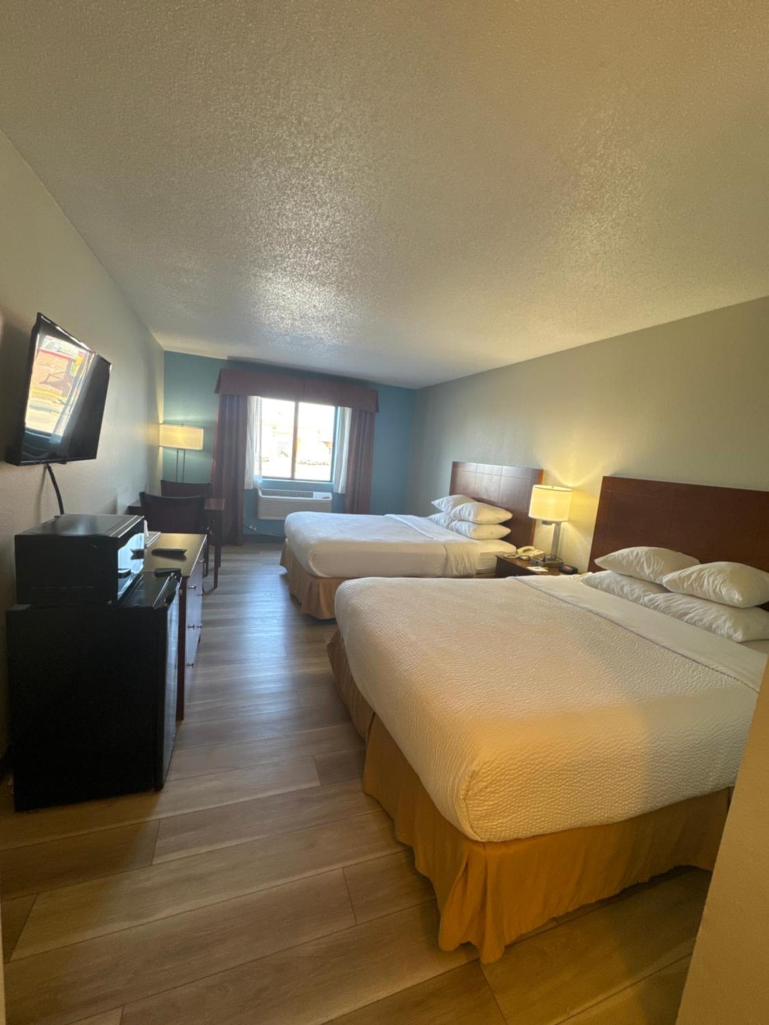 Days Inn By Wyndham Salina I-70 Екстер'єр фото