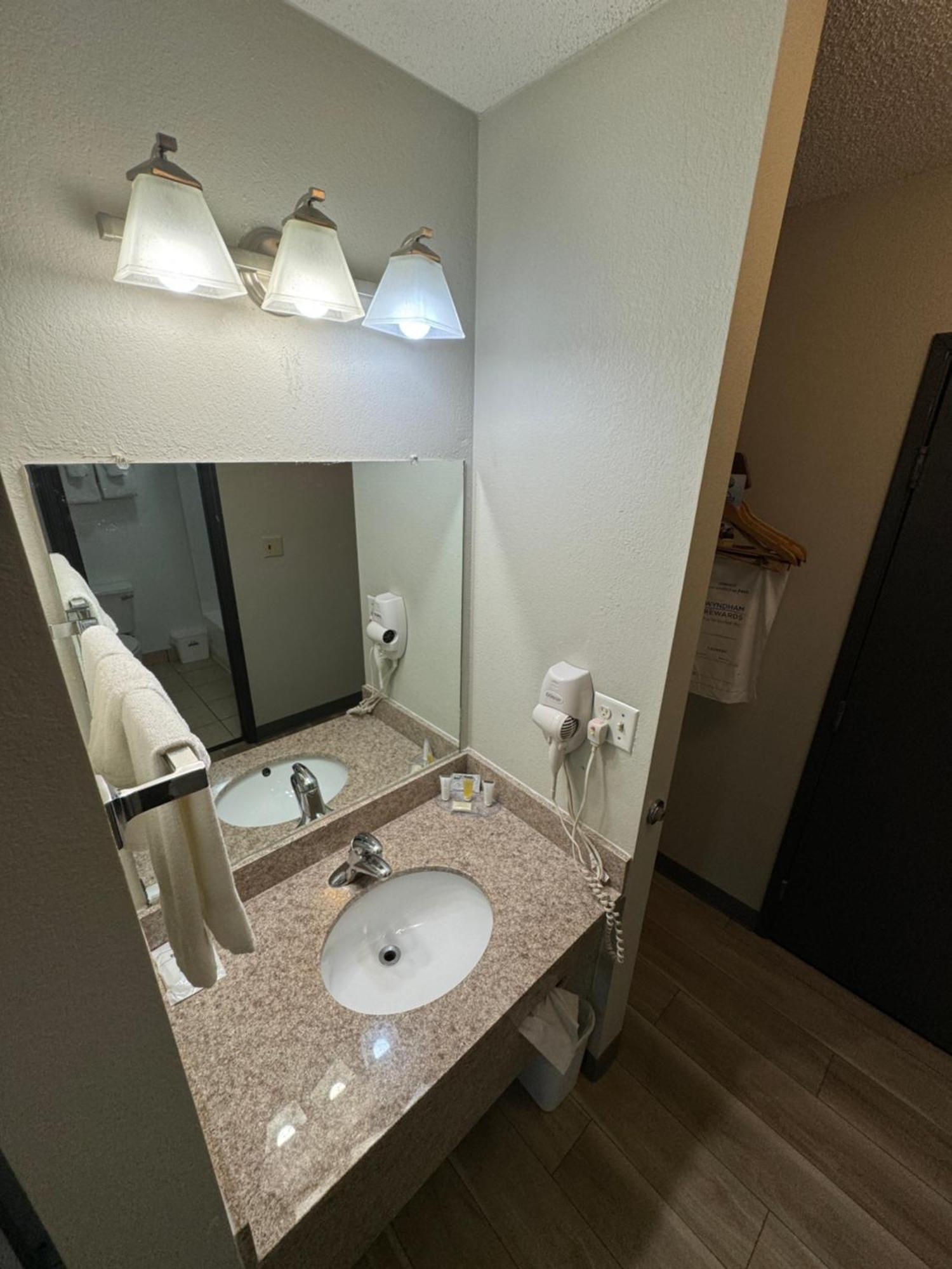 Days Inn By Wyndham Salina I-70 Екстер'єр фото